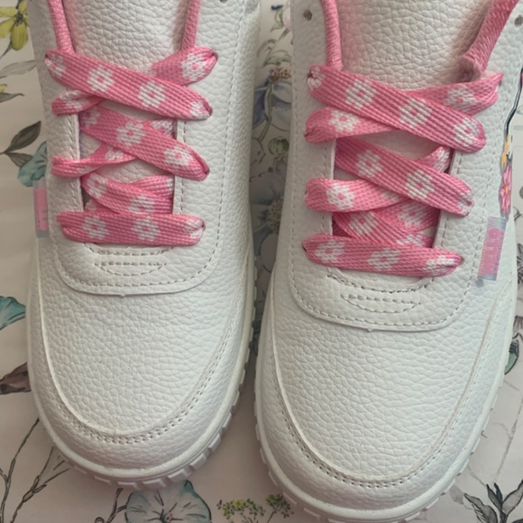 Hello Kitty Size 6 Kids or 8 Women’s Sneakers - Picture 7 of 9